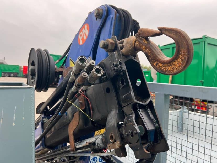CONTAINER SCARRABILE A CIELO APERTO A PIANALE CON SPONDE IN TR5 E GRU PM USATA — foto 4 di 5