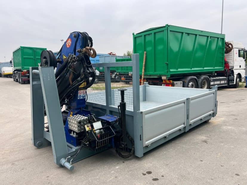 CONTAINER SCARRABILE A CIELO APERTO A PIANALE CON SPONDE IN TR5 E GRU PM USATA — foto 5 di 5