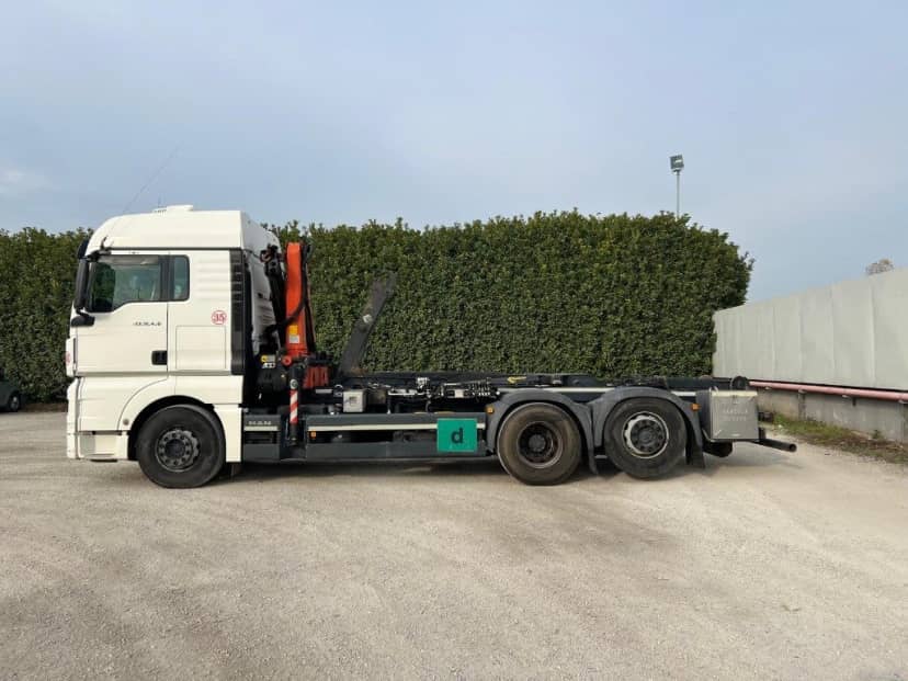 MAN TGX 26.480 SCARRABILE CON GRU DIETRO CABINA — foto 3 di 9
