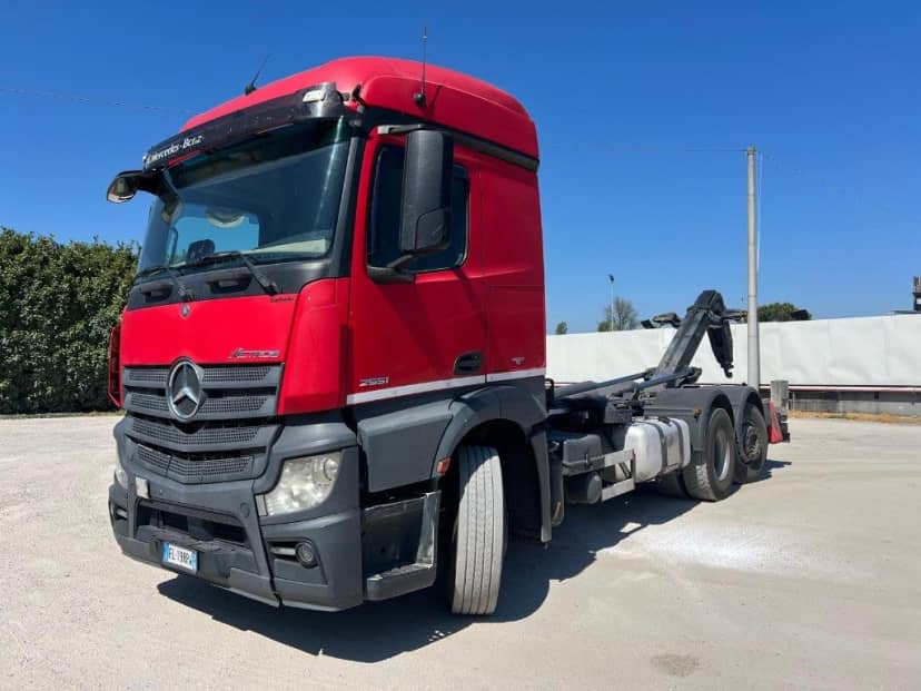 MERCEDES ACTROS 25.51 SCARRABILE PNEUMATICO POSTERIORE 6X2 — foto 1 di 10