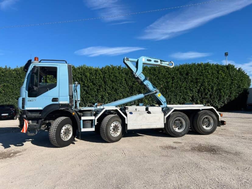 IVECO TRAKKER 450 SCARRABILE BALESTRATO ANTERIORE E PNEUMATICO POSTERIORE 8X4 — foto 3 di 10