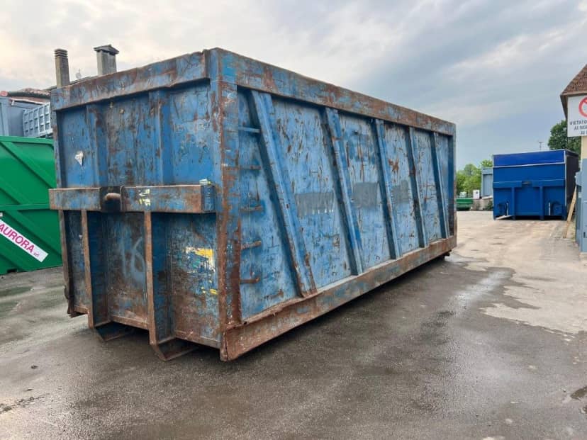 CONTAINER SCARRABILE USATO A CIELO APERTO PER INGOMBRANTI