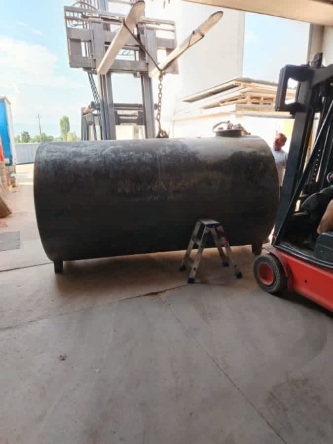 CISTERNA USATA NON SCARRABILE IN FERRO — foto 1 di 1