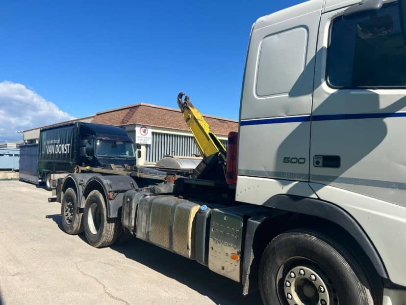 VOLVO FH500 SCARRABILE USATO PNEUMATICO POSTERIORE 6X2 — foto 7 di 9