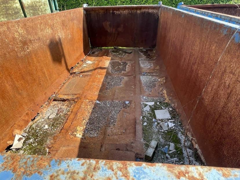 CONTAINER SCARRABILE USATO A CIELO APERTO PER INGOMBRANTI DA SISTEMARE — foto 8 di 9
