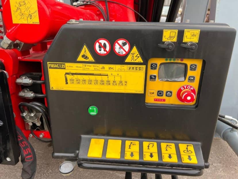 CONTAINER SCARRABILE NUOVO A PIANALE CON SPONDE IN TR5 CON GRU FASSI · 6,2 m · Rif. 26-N-04 — foto 9 di 10