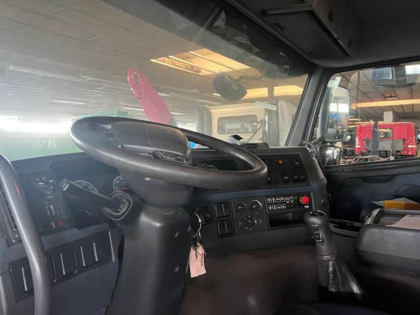 VOLVO FM480 SCARRABILE BALESTRATO I° E IV° ASSE PNEUMATICO II° E III° ASSE 8 — foto 11 di 12