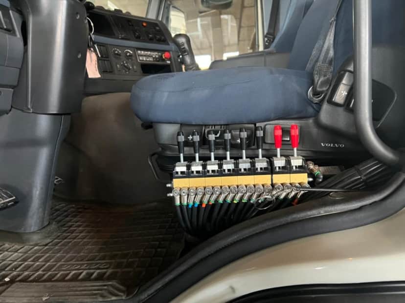 VOLVO FM480 SCARRABILE BALESTRATO I° E IV° ASSE PNEUMATICO II° E III° ASSE 8 — foto 12 di 12