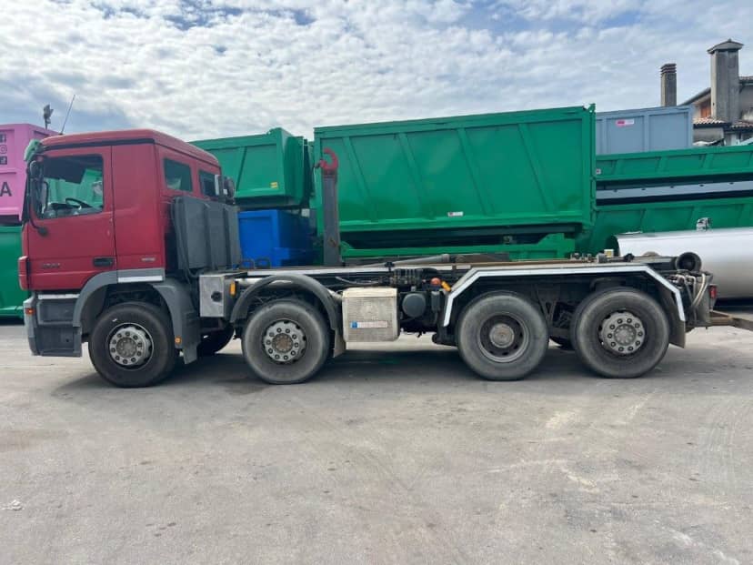 MERCEDES ACTROS 32.44 USATO SCARRABILE PNEUMATICO POSTERIORE 8X2 2+2 — foto 5 di 6