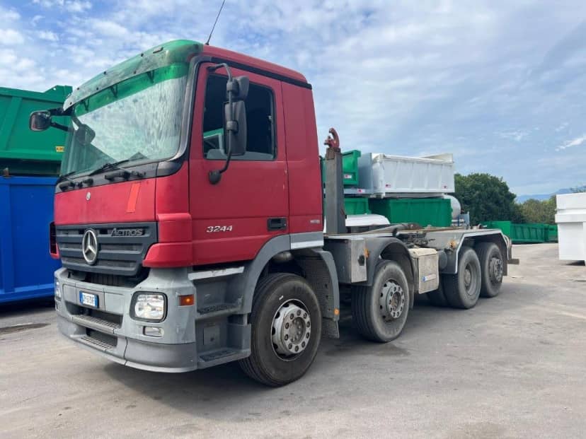 MERCEDES ACTROS 32.44 USATO SCARRABILE PNEUMATICO POSTERIORE 8X2 2+2 — foto 6 di 6