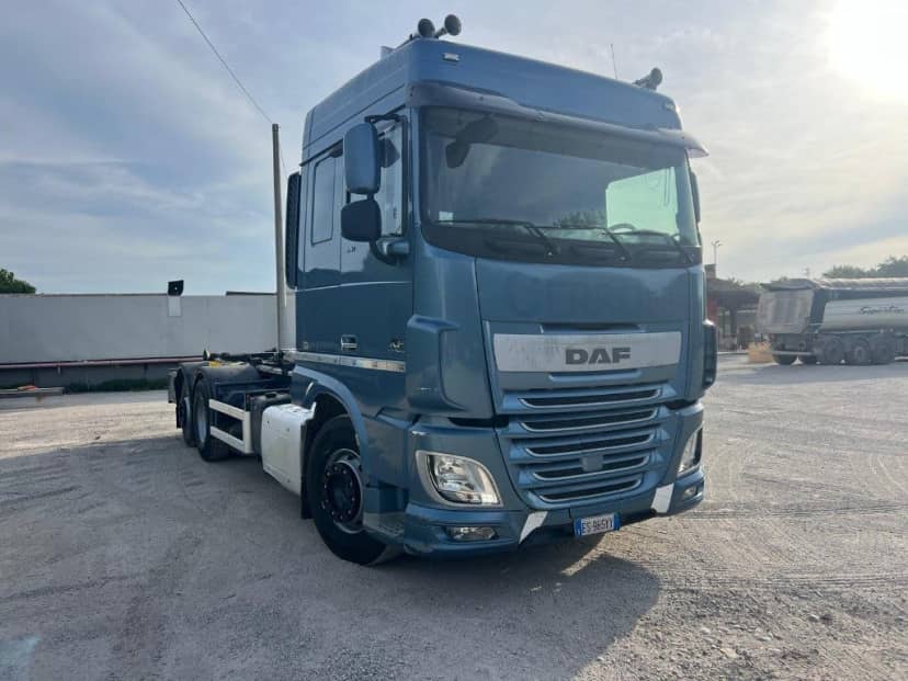 DAF XF 510 SCARRABILE USATO PNEUMATICO POSTERIORE 6X2 — foto 2 di 9