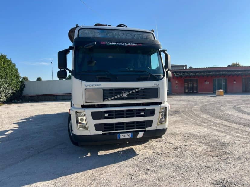 VOLVO FM82 SCARRABILE PNEUMATICO POSTERIORE CON GRU E POLIPO 8X2 2+2 — foto 4 di 10
