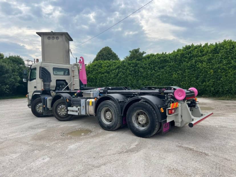 VOLVO FM480 SCARRABILE BALESTRATO I° E IV° ASSE PNEUMATICO II° E III° ASSE 8 — foto 3 di 12