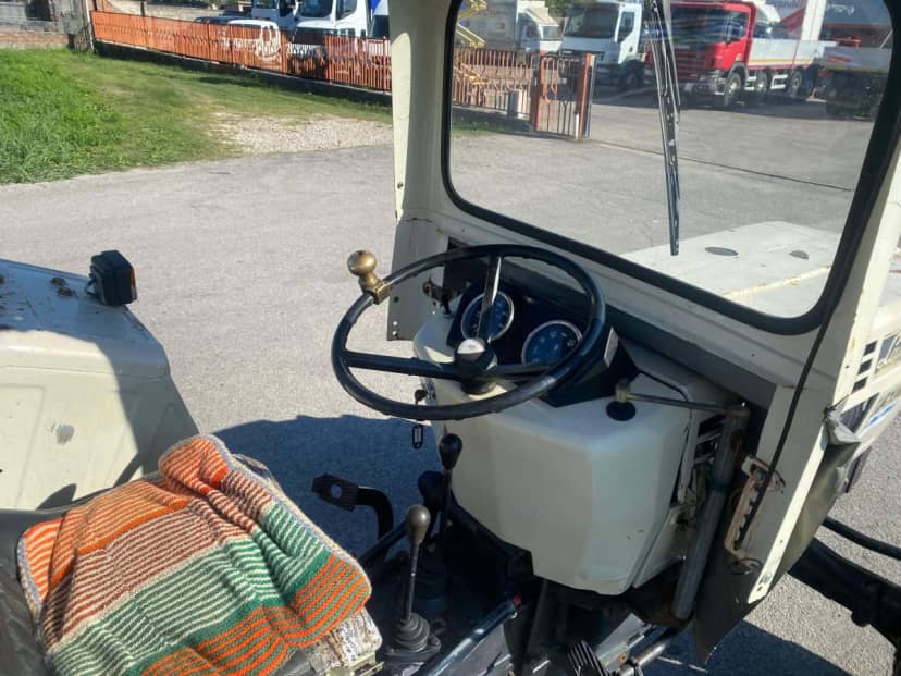 Trattore agricolo Lamborghini — foto 6 di 7