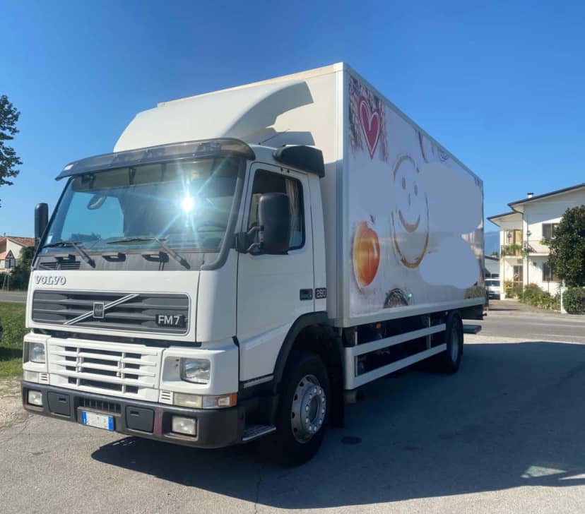 Motrice Volvo FM7 2 assi con cassone ISOTERMICO — foto 1 di 12
