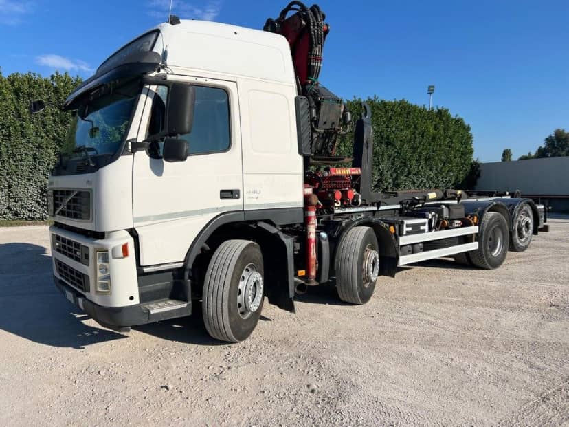 VOLVO FM82 SCARRABILE PNEUMATICO POSTERIORE CON GRU E POLIPO 8X2 2+2