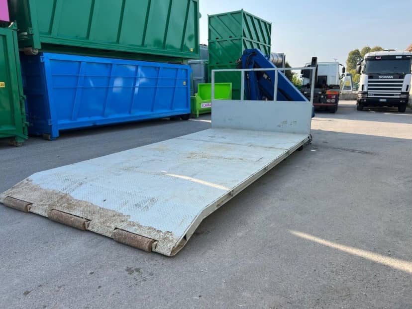 CONTAINER SCARRABILE USATO A PIANALE SENZA SPONDE CON CODA A ZERO E GRU · 6,6 m · Rif. 25-U-46 — foto 5 di 7