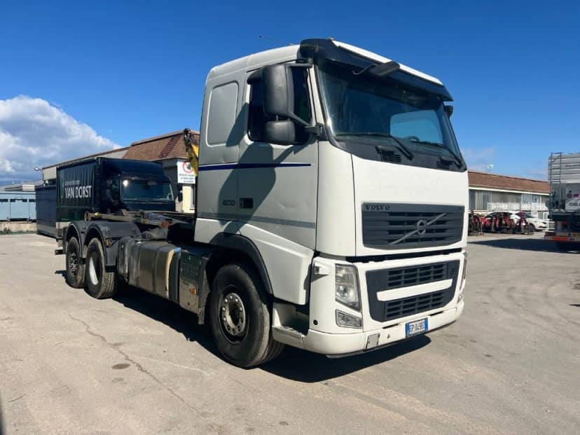 VOLVO FH500 SCARRABILE USATO PNEUMATICO POSTERIORE 6X2