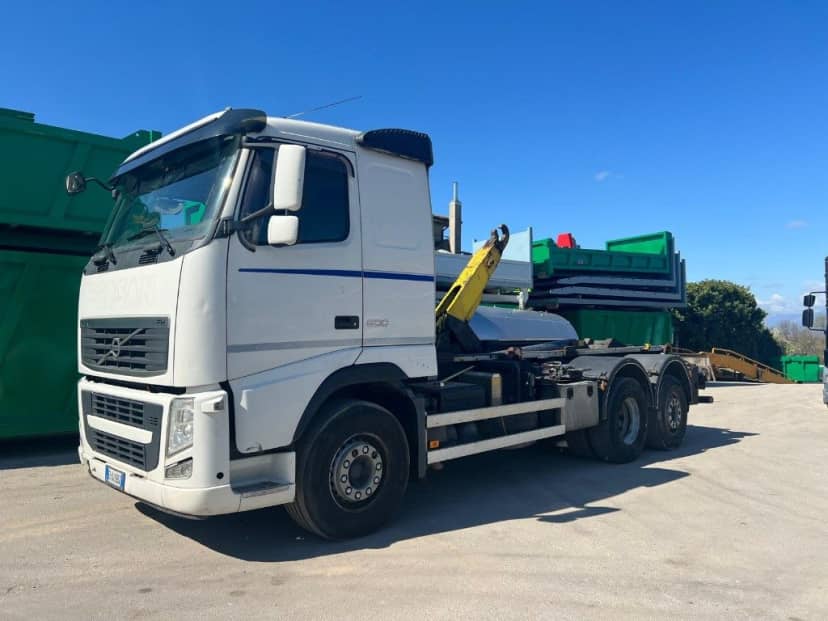 VOLVO FH500 SCARRABILE USATO PNEUMATICO POSTERIORE 6X2 — foto 2 di 9
