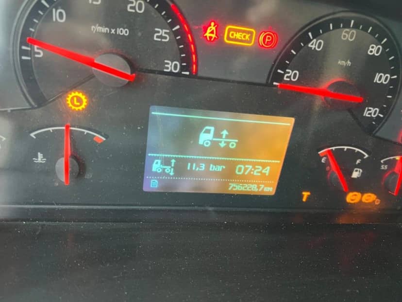 VOLVO FH500 SCARRABILE USATO PNEUMATICO POSTERIORE 6X2 — foto 9 di 9
