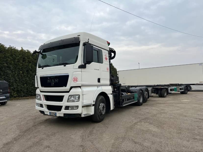 MAN TGX 26.480 SCARRABILE CON GRU A Z DIETRO CABINA