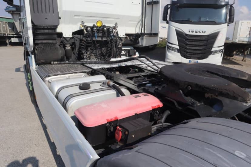 TRATTORE STRADALE EURO 6 CON IMPIANTO IDRAULICO IN ADR — foto 13 di 15