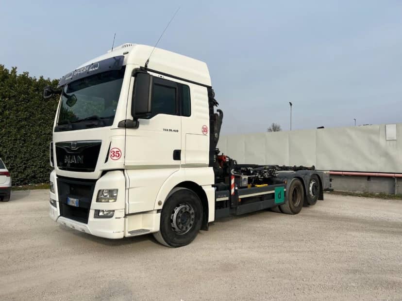 MAN TGX 26.480 SCARRABILE CON GRU DIETRO CABINA
