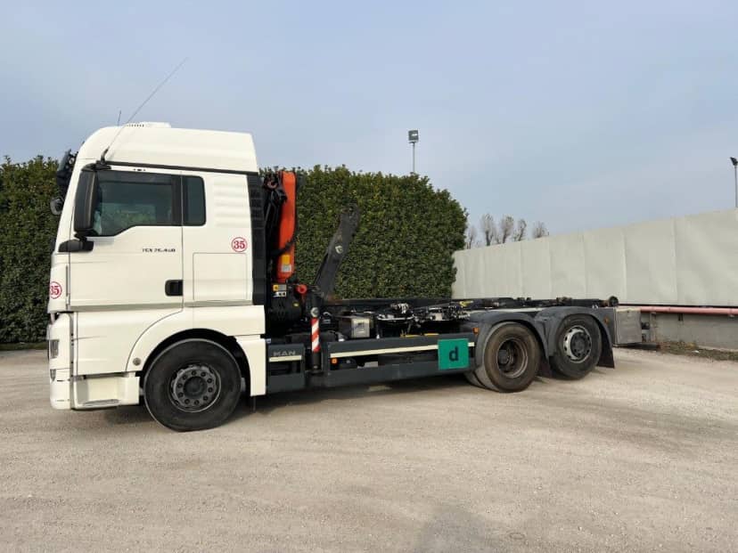 MAN TGX 26.480 SCARRABILE CON GRU DIETRO CABINA — foto 2 di 9