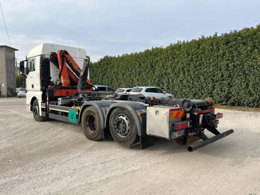 MAN TGX 26.480 SCARRABILE CON GRU DIETRO CABINA — foto 5 di 9