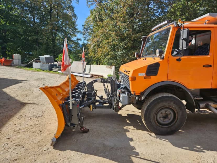 Mercedes Unimog 1400 con lama sgombraneve e spargisale — foto 2 di 10