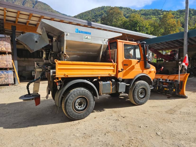 Mercedes Unimog 1400 con lama sgombraneve e spargisale — foto 6 di 10