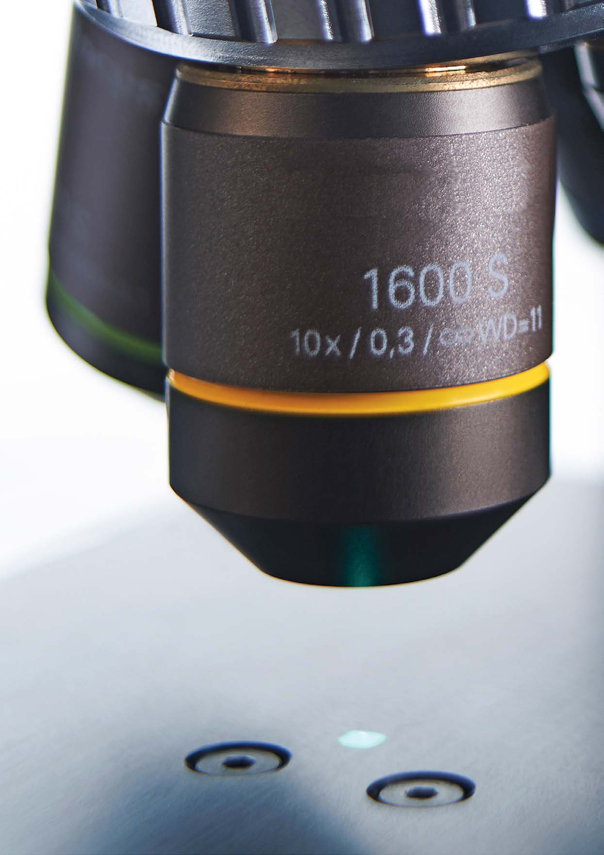Confocal objective above a sample