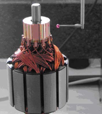 Probe measuring an electric motor commutator
