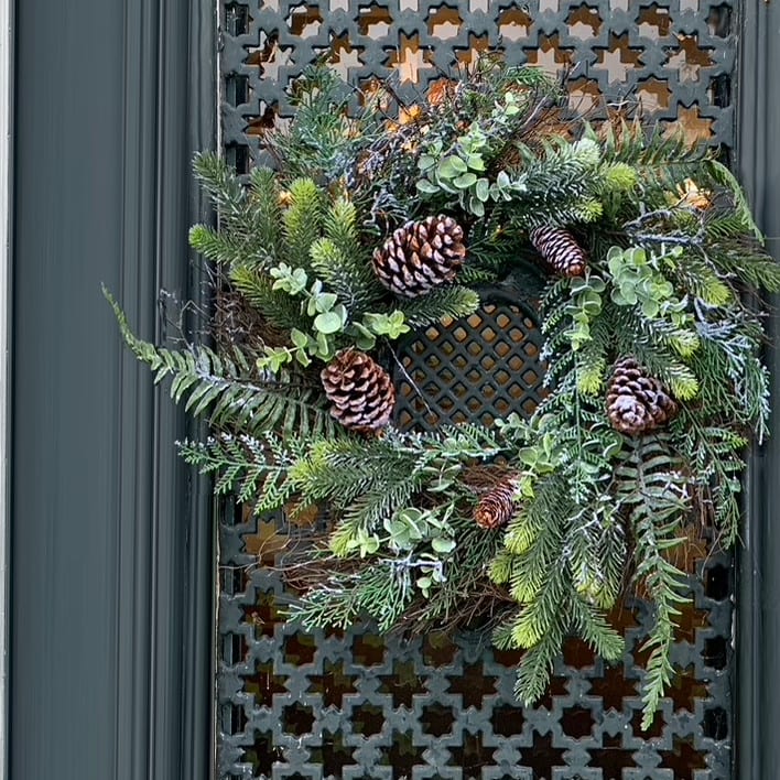 Buxibo PVC Kerstkrans met Decoraties - Groen - Met 50 Lampjes op Buxibo PVC Kerstkrans met Decoraties - Groen - Met 50 Lampjes op