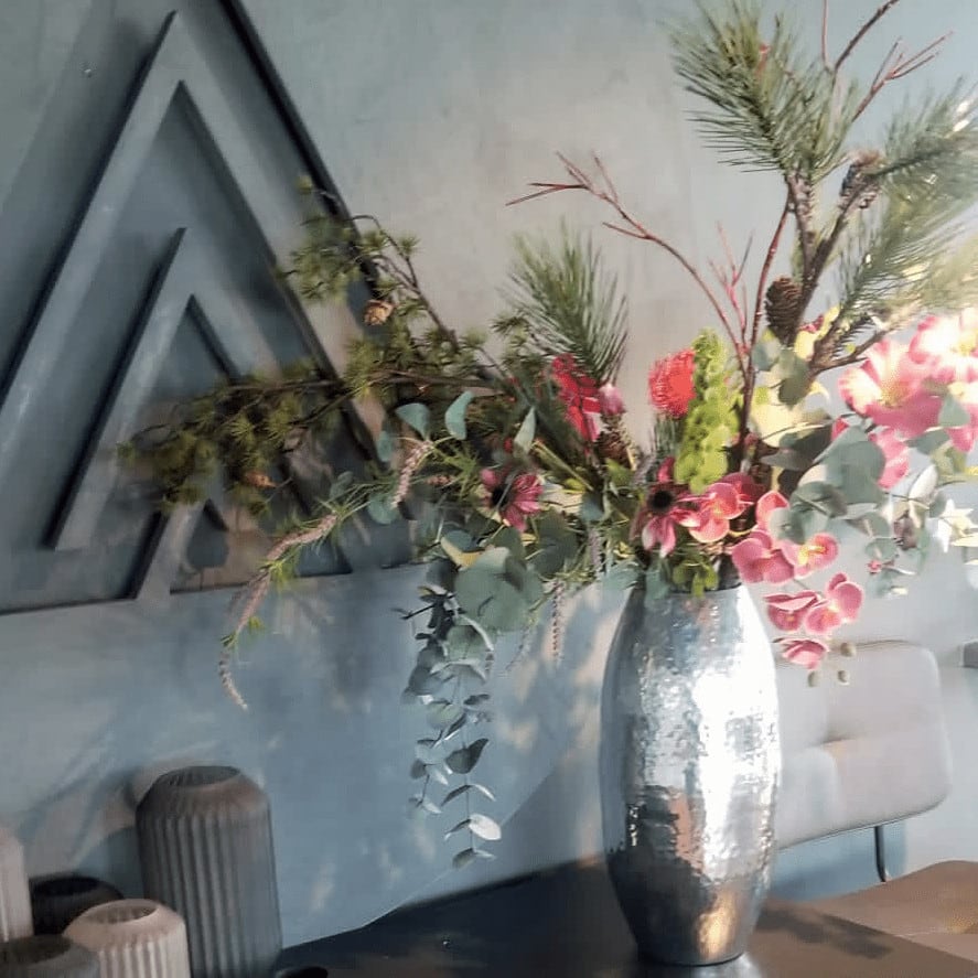 FlowerDutchess zijden boeket euca orchid dennetak echina stokroos protea molucella cornus