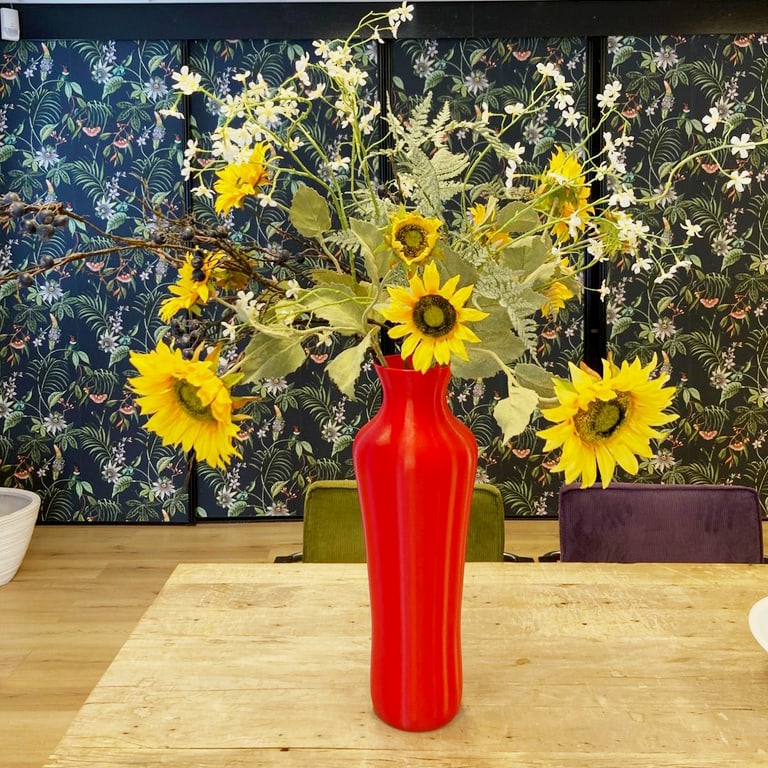 Zonnebloemen kunstbloemenboeket Large in rode vaas met witte orchideeën en groen, FlowerDutchess