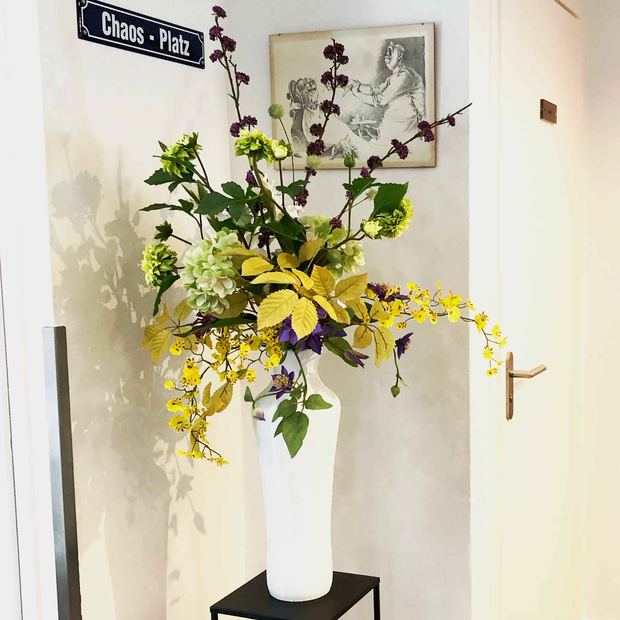Zijden bloemenboeket groen geel dahlia hortensia orchid clematis witte vaas FlowerDutchess