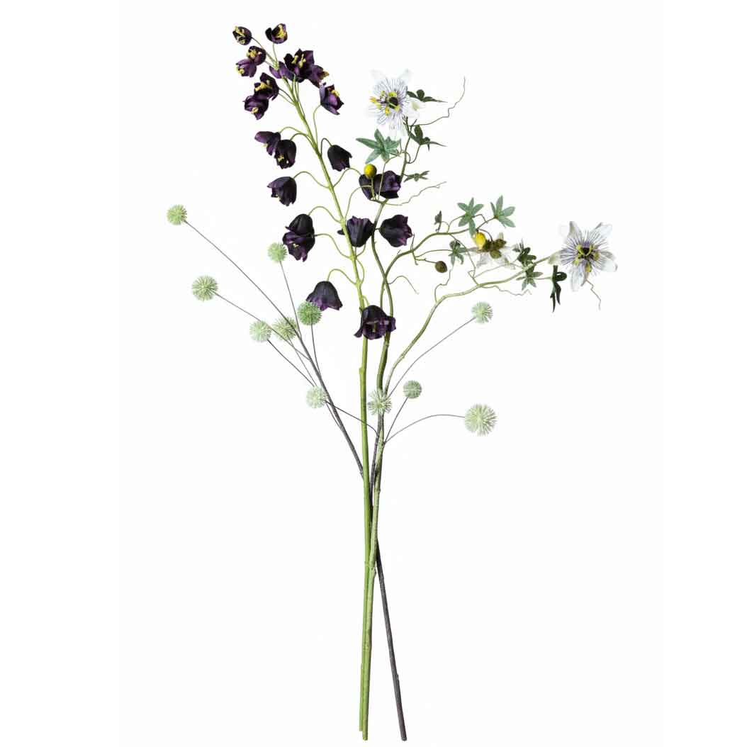 Complete kunstbloemen combitip met witte passiebloem, donkerpaarse frittilaria en groene distel, volledig overzicht op witte achtergrond