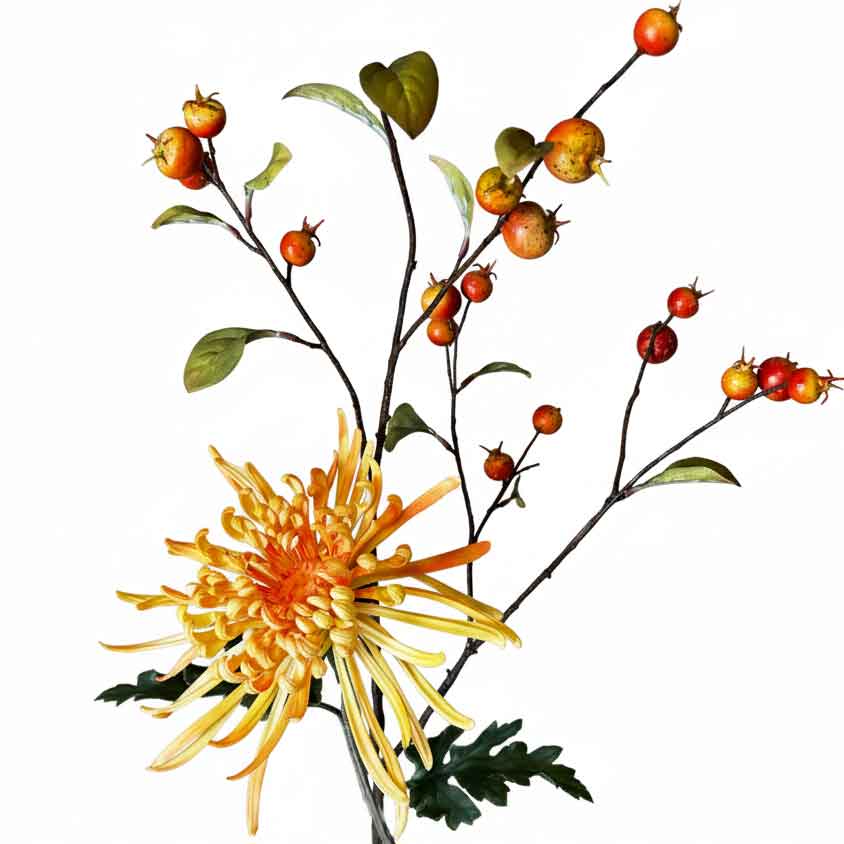 Kunstbloemen spin chrysant met geel-oranje hart en rozenbotteltakken close-up