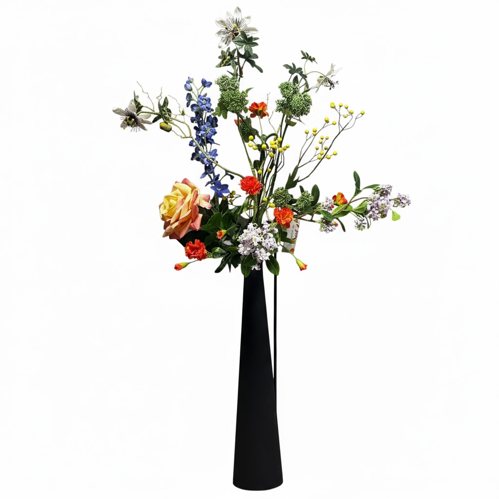 Kunstbloemen boeket FlowerDutchess met roos, blauwe bloemen, groene allium en gele takken in zwarte vaas op witte achtergrond