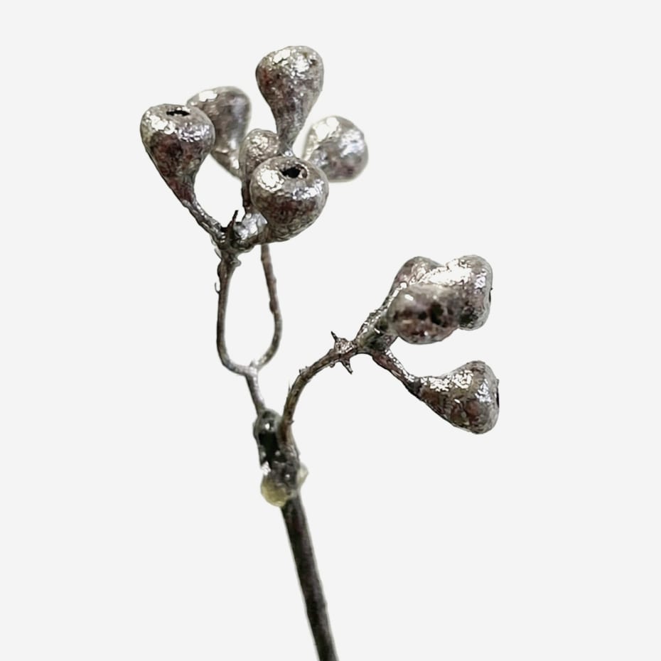Eucalyptus kunsttak metallic van FlowerDutchess, 98 cm hoog, close-up van zilver metallic vruchten met bruine ondertonen