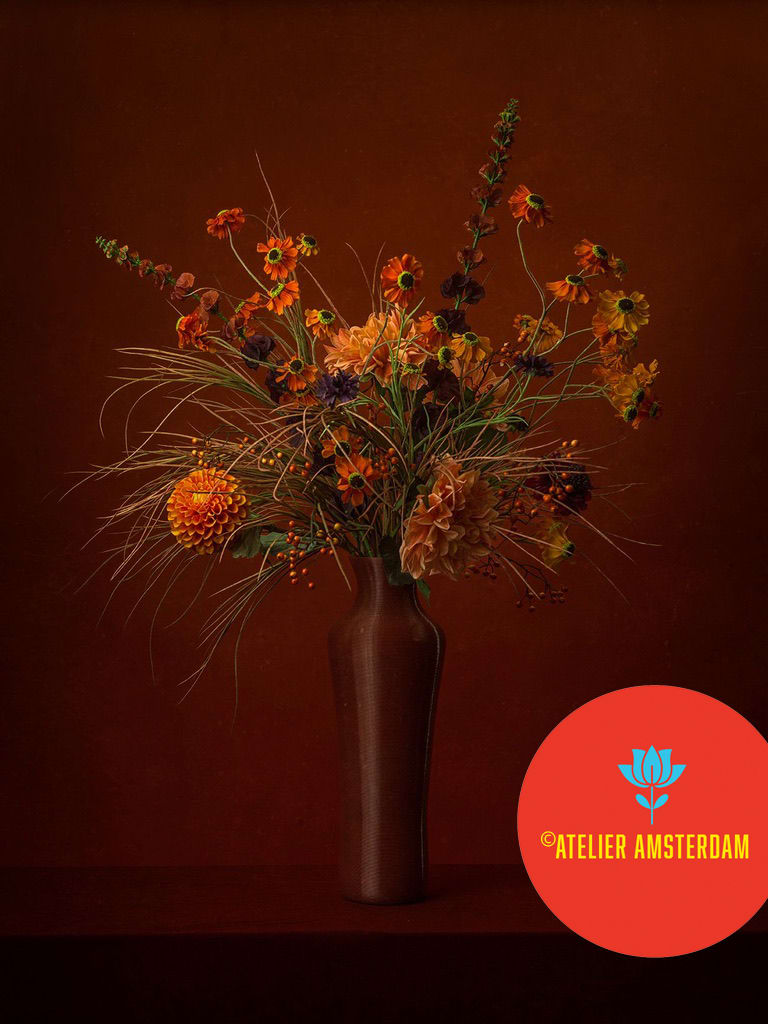 Donkerbruine 3D geprinte vaas voor kunstbloemen met oranje dahlia's en herfstbloemen, Dutch design FlowerDutchess