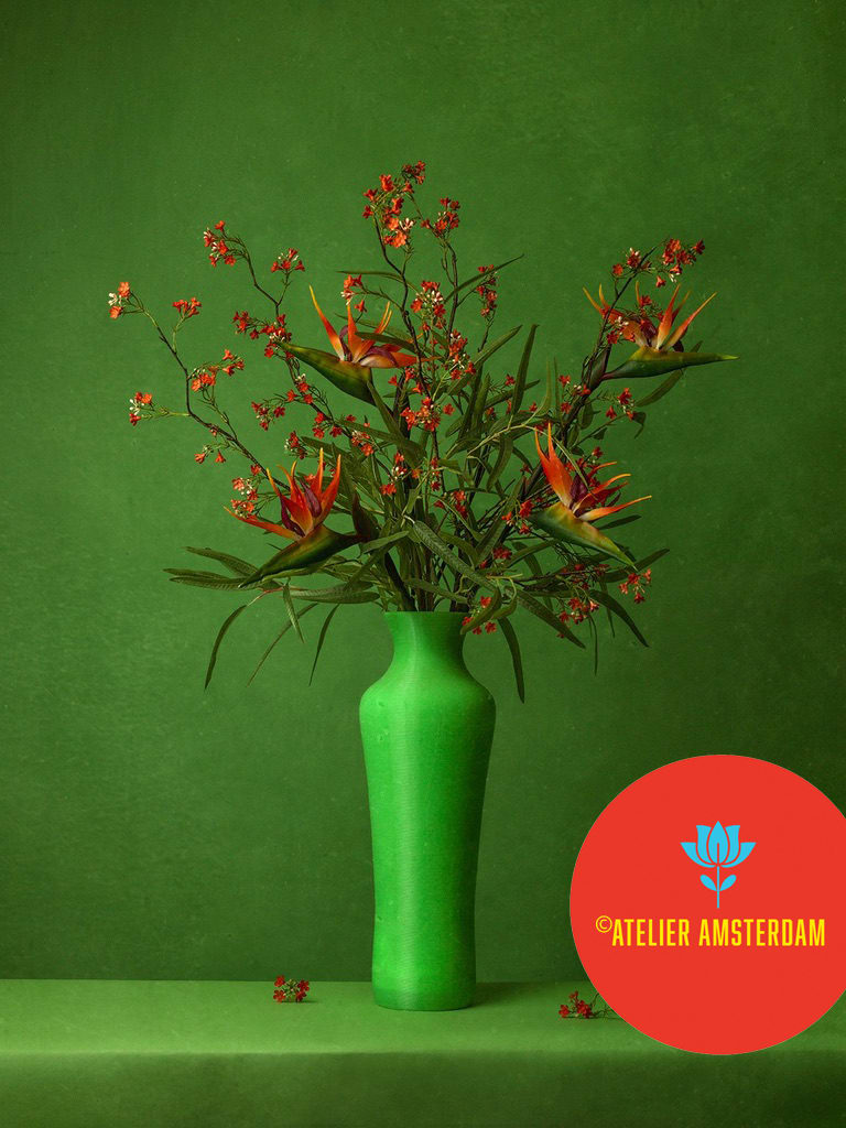 Een kleurexplosie! Felgroene vaas met strelitzia (bird of paradise) en rode bloesemtakjes tegen een groene achtergrond .