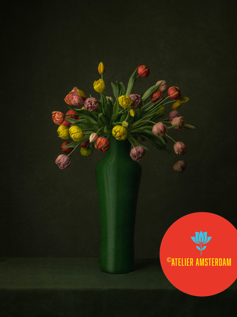 Donkergroene 3D geprinte vaas voor kunstbloemen met kleurrijke tulpen, Dutch design FlowerDutchess
