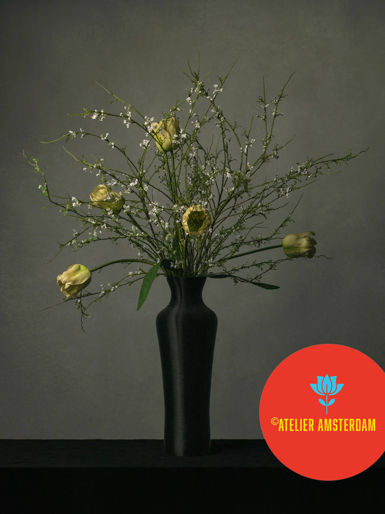 Matzwarte 3D geprinte vaas voor kunstbloemen met geelgroene tulpen en witte bloesemtakjes, Dutch design FlowerDutchess