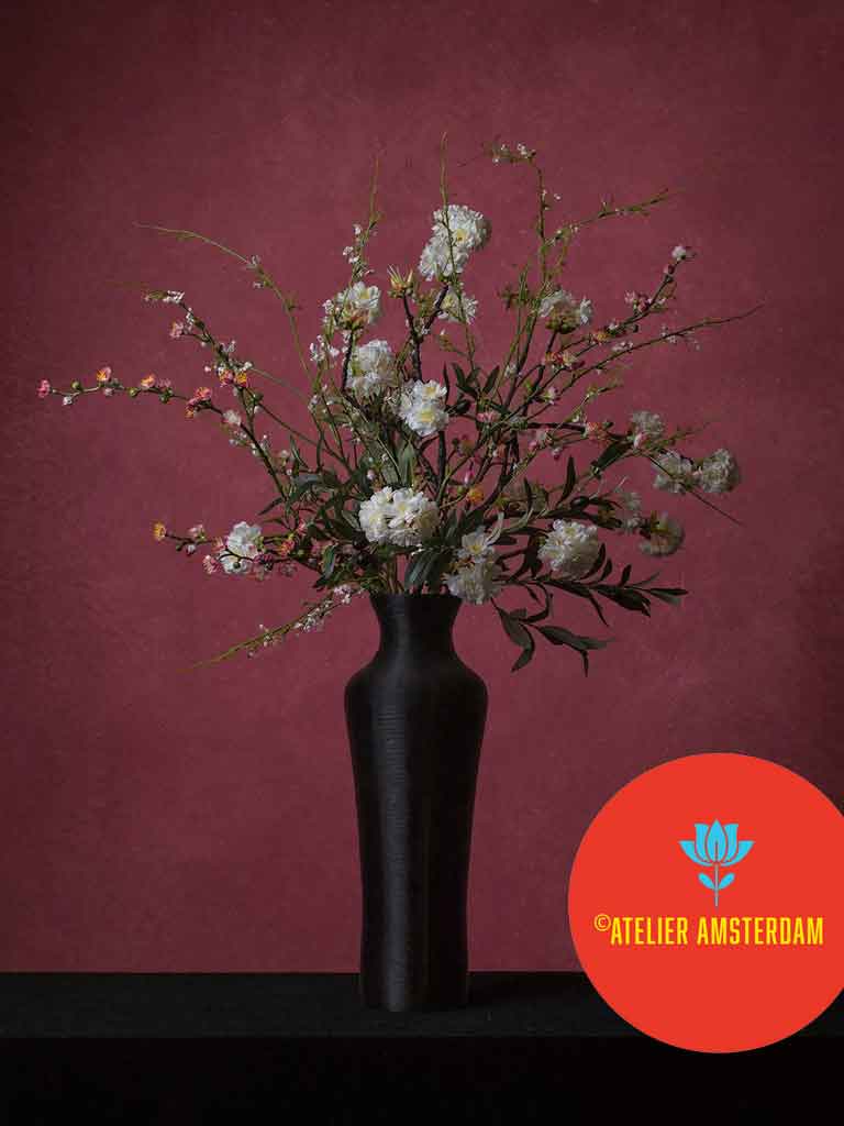 Zwarte 3D geprinte vaas voor kunstbloemen met witte bloesemtakken, Dutch design FlowerDutchess