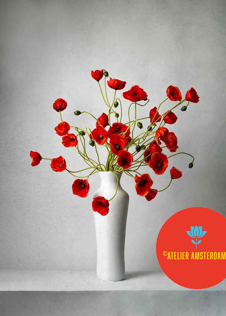 Witte 3D geprinte vaas voor kunstbloemen met felrode klaprozen, Dutch design FlowerDutchess