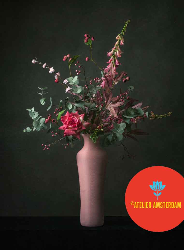 Roze 3D geprinte vaas voor kunstbloemen met romantisch boeket van rozen en besjes, Dutch design FlowerDutchess
