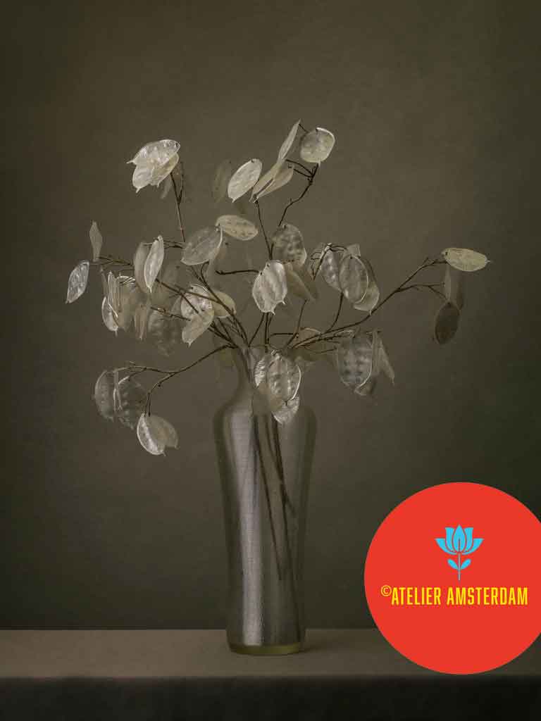 Rode 3D geprinte vaas voor kunstbloemen met witte klaprozen en rode takken, Dutch design FlowerDutchess