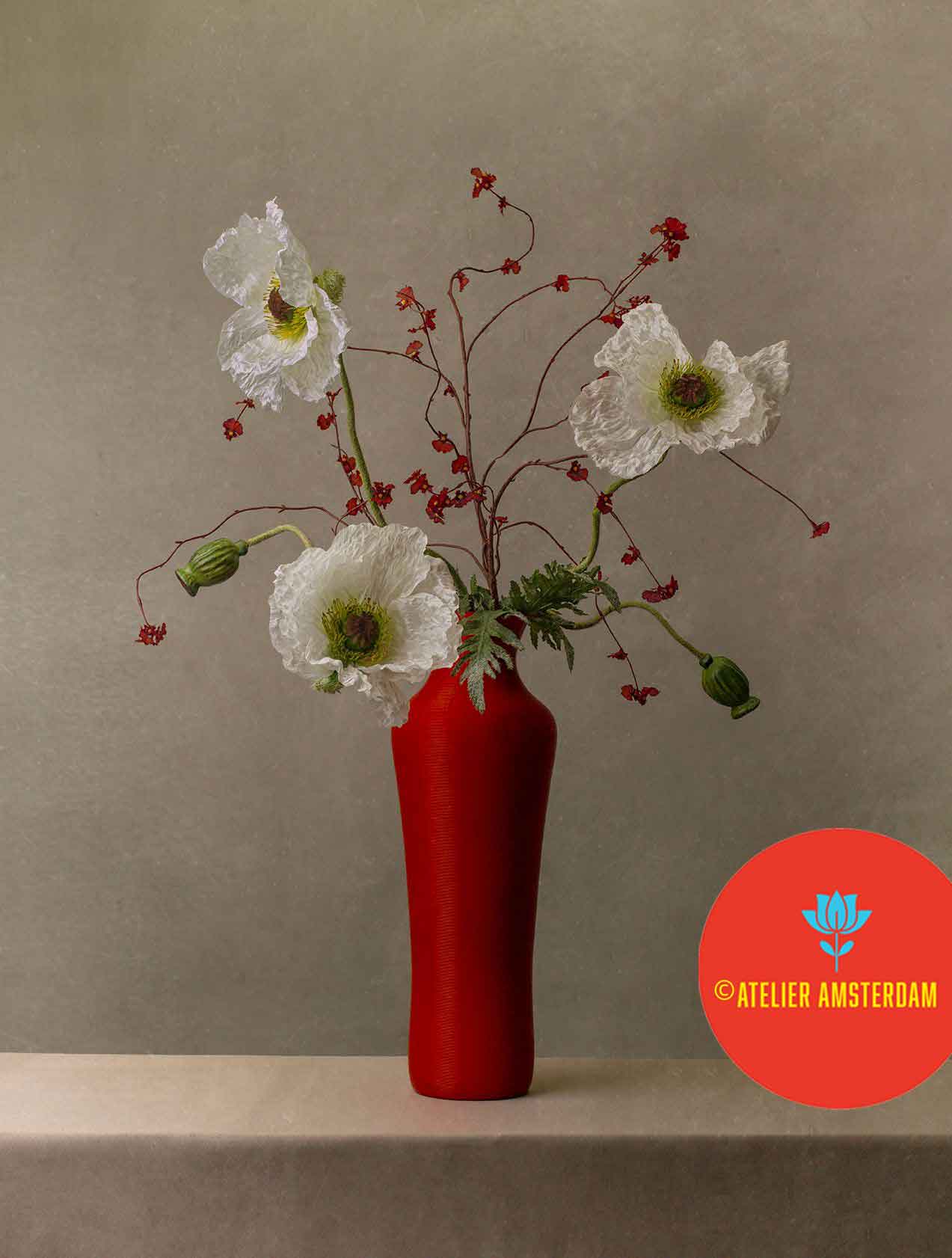 Rode 3D geprinte vaas voor kunstbloemen met witte klaprozen en rode takken, Dutch design FlowerDutchess